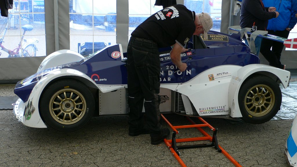 Magnus Taulborg havde en afkørsel i heat 2, men bilen blev klar med en ny skærm og bundplade. Farfar Allan Taulborg og hans bror Bruno stod for det meste af reparationen